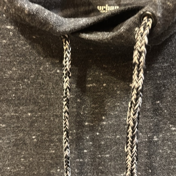 URBAN PIPELINE GREY SWEATSHIRT
HAS WHITE MARBLED DESIGN SIZE XL HOOD AND POCKET - Picture 4 of 7